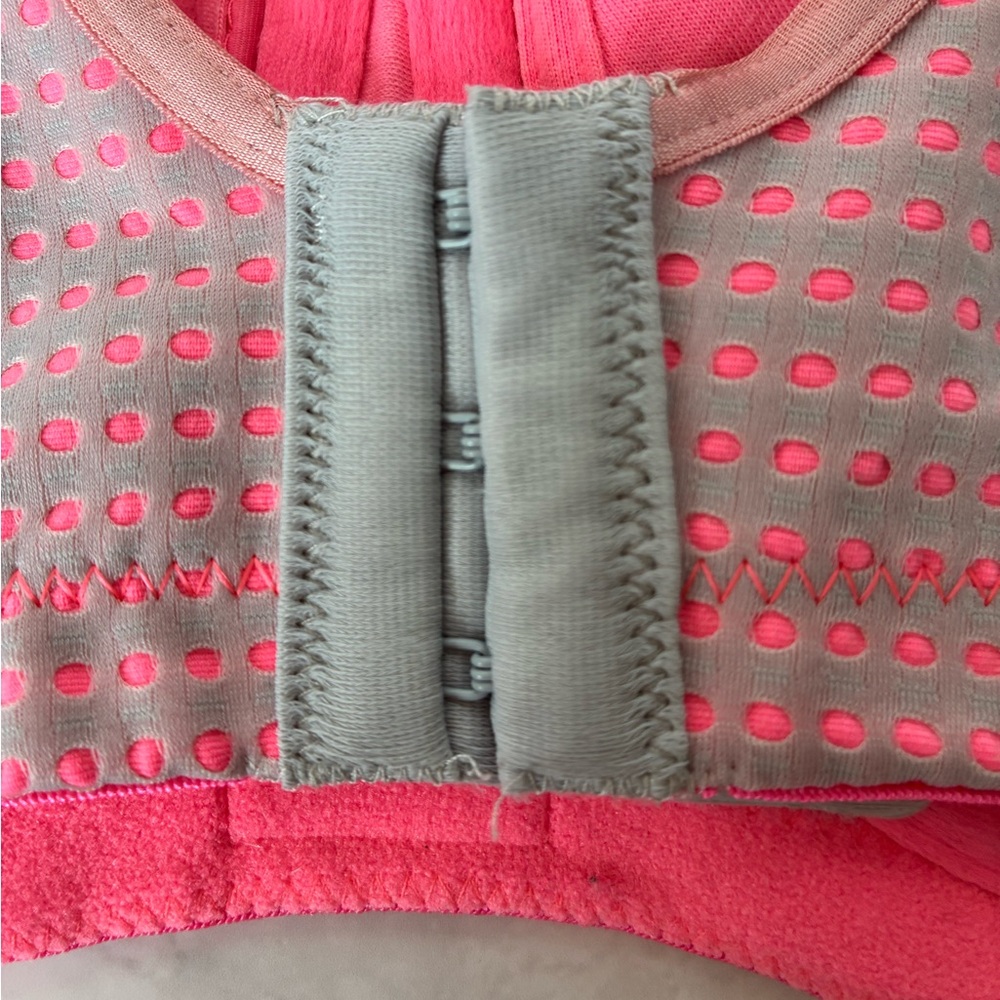 BERLEI Electrify Underwire High Impact Sports Bra
Size 40DD - Picture 5 of 10